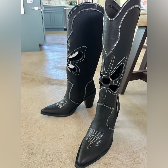 Delia’s Boots - Picture 4 of 4